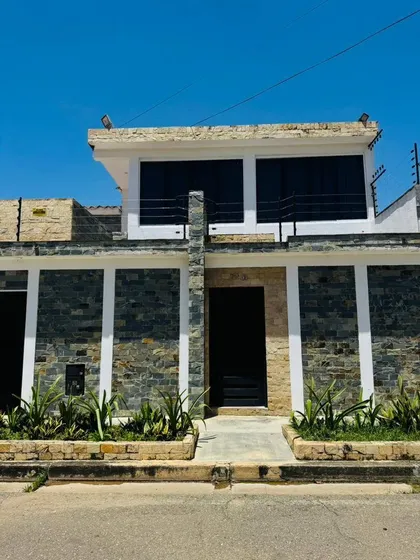 Casa Quinta En Venta: San Diego Urbanización El Morro / Laguna Club