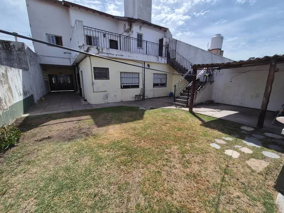 Casa Multifamiliar De 6 Ambientes Con 4 Cocheras