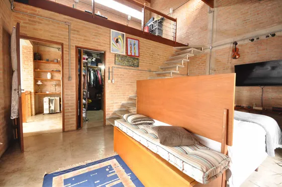 Casa Assobradada Com 05 Quartos Na Vila Mazzei.