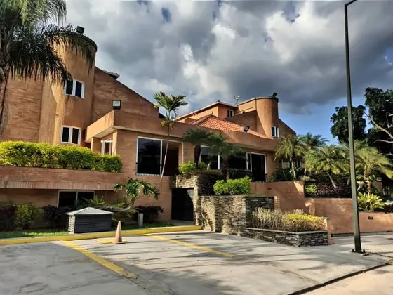 Alquiler De Casa Tipo Townhouse Amoblado, Planta 100%, Helipuerto,canchas Terrazas Del Country , Guataparo Valencia Marodrg-blk