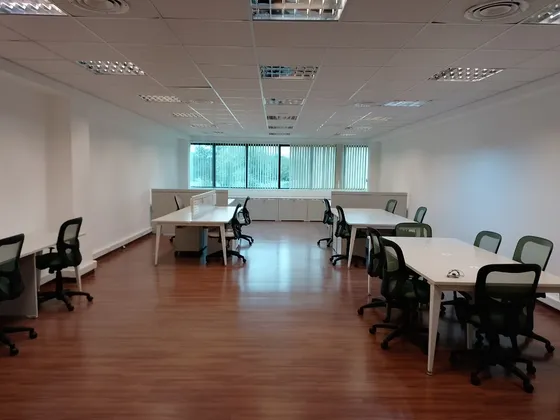 Oficina De 120 M² Con 19 Puestos  Totalmente Amoblada, Lista Para Trabajar
