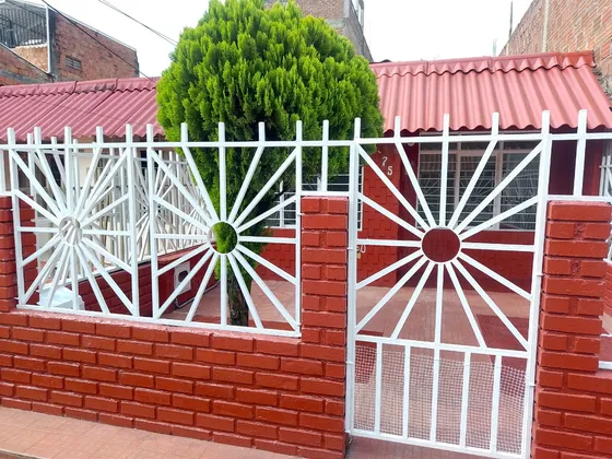 Casa Remodelada Estilo Colonial Con Bello Antejardon Con Hermoso Pino.