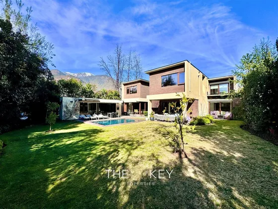 Casa En Venta De 6 Dorm, Servicio Y Jardín. En Las Condes