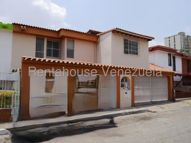 Maria E. Vende Con Excelente Ubicación !! Hermosa Y Amplia Casa (duplex) En Club Hipico Las Trinitarias, Lara#25-14386**