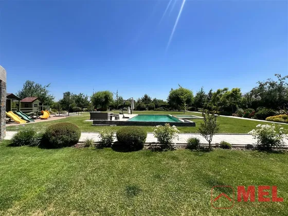 Casa En Venta De 4 Dorm. Mas Servicio En Chicureo