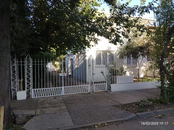 Metro Chile España // Hermosa Casa Con Amplio Terreno