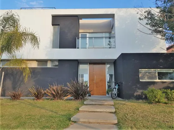 Alquiler Casa De Super Diseño, Pileta Climatizada.- Mensual