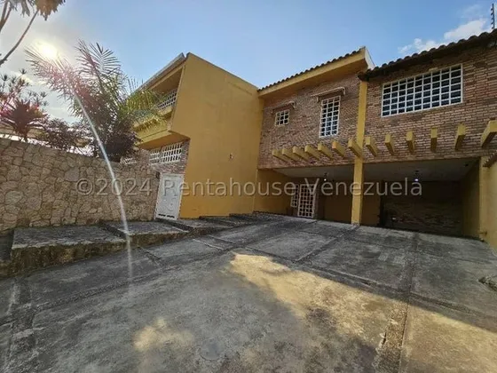 Casa En Venta Maracay Urb El Castaño Con Piscina Y Planta Electrica Kg:24-19915