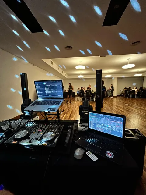 Servicio De Disc Jockey. Sonido Iluminación Y Mucho Más 
