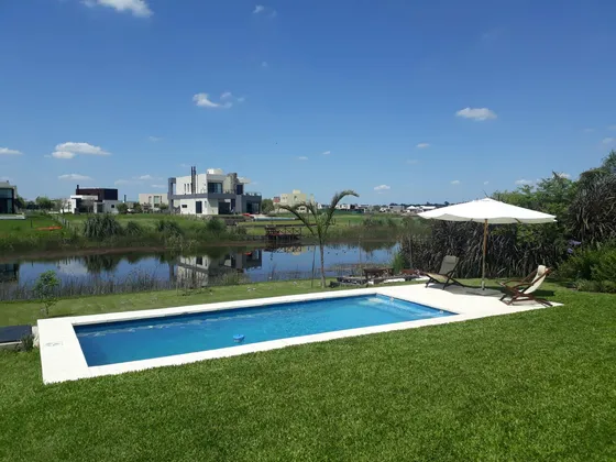 Casa En Venta Al Lago En El Naudir