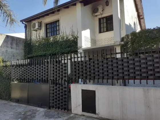Casa En Venta - 4 Dormitorios 3 Baños - La Matanza 