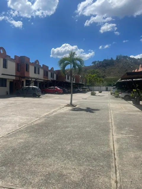 Venta De T.h Villa Del Norte Ii Naguanagua  37-72