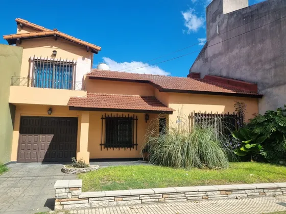 Chalet En Venta 3 Ambientes Distribuido En 2 Plantas, Parque Johnston, Hurlingham, Apta Crédito
