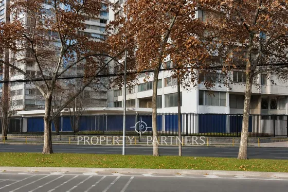 Gran Local En Av. Andrés Bello | Ubicación Privile...