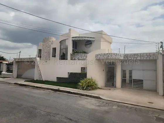Jip 25-14587. Rent-a-house Vende Hermosa Casa De 2 Niveles De 364 Mts2, Con Acabados De Lujo De 5 Hab, 8 Baños Y 3 P/e, Terraza, Piscina. En Urb Corinsa. Cagua