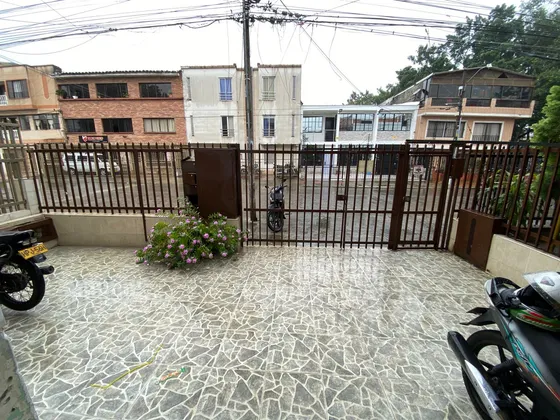 Aparta Estudio En Primer Piso, Barrio Colseguros