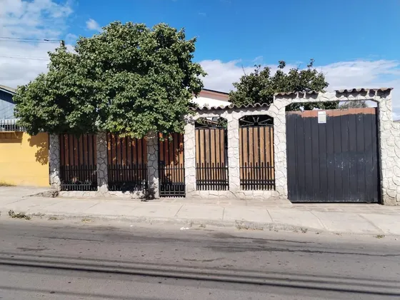 Hermosa Y Amplia Casa En Calle Uruguay | Excelente Ubicació
