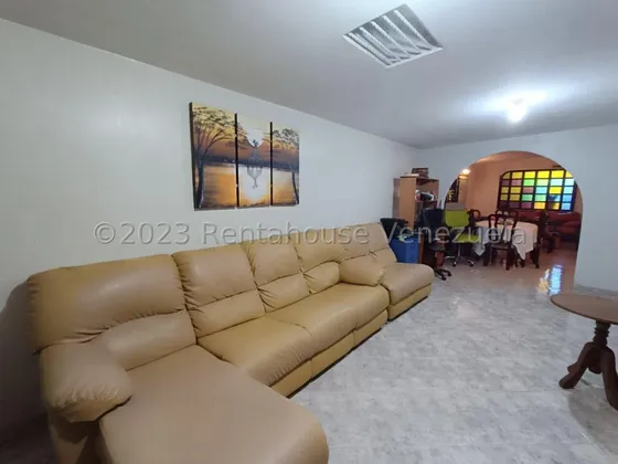 Jip 25-13437. Rent-a-house Vende Casa De 333.34 Mts2, 4 Hab., 5 Salas De Baños, 8 P/e, Chimenea, Anexo Independiente Y Excelente Ubicación. Centro La Victoria