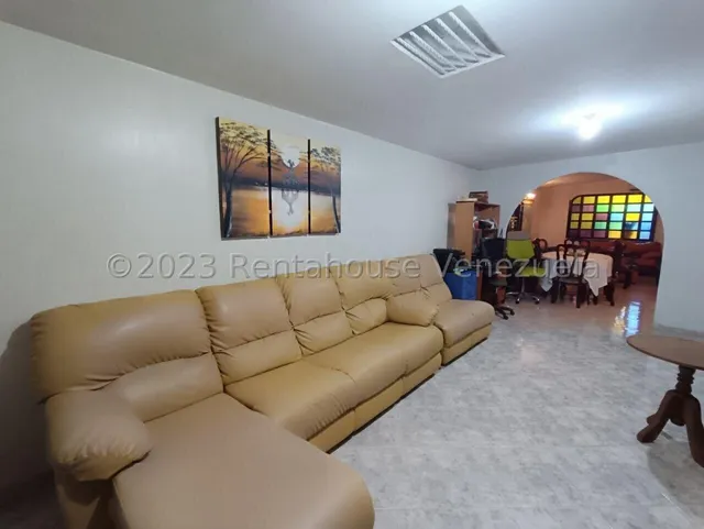 Jip 25-13437. Rent-a-house Vende Casa De 333.34 Mts2, 4 Hab., 5 Salas De Baños, 8 P/e, Chimenea, Anexo Independiente Y Excelente Ubicación. Centro La Victoria
