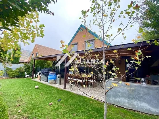 Casa En Sector Tranquilo Con Excelente Terreno 