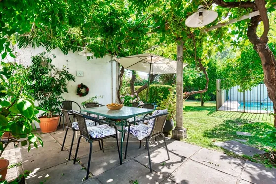 Venta De Casa En La Reina. Un Piso. Acogedor Patio...