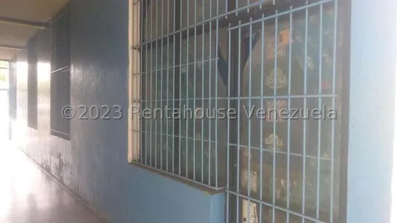 Rah Del Este Vende Local Ubicado En El Centro Comercial De Cabudare 24-9952 Posee 43mts2 Y 1 Puesto De Estacionamiento, Incluye Cava  Cuarto Ideal  Para Cualquier Rubro, En Zona De  Alto  Trafico 