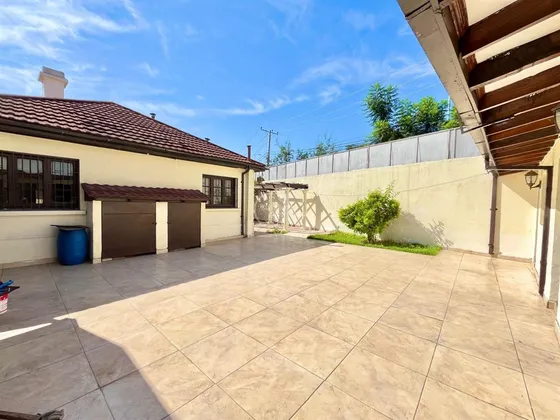 Casa En Arriendo De 5 Dorm. En Recoleta