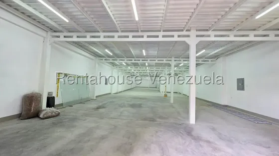 En Alquiler Local Comercial A Estrenar De 484 M2 En Barquisimeto, Av. 20 (zona Centro Este). Planta Libre, Luz Trifásica, Tanque E Hidroneumático Y 3 Baños. Ubicación De Alto Flujo Comercial L.barrios