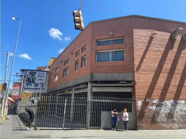 Edificio Comercial 2500m2.av.fuerzas Armandas Venta 2300000$ Neg.