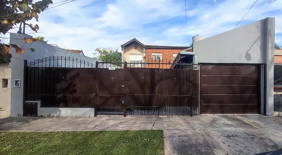 Venta Casa 4 Ambientes Con Piscina. Apta Credito