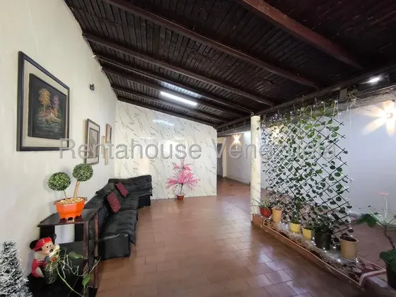 Hermosa Casa Diseñada Para Brindarte Confort Y Seguridad. Amplio Corredor Interno Y Comodo Patio. Cuenta Con Tres Tanques De Agua Aéreos, Techos Totalmente Revestidos Con Manto Real