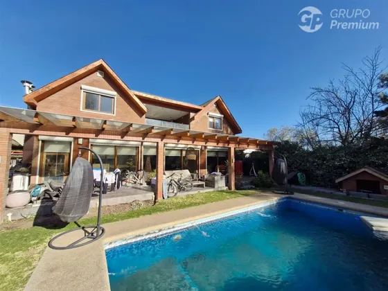 Exclusiva Casa Familiar En Loteo Las Vizcachas 349 M2 Const