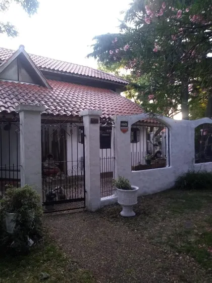 Casa En Venta - 4 Dormitorios 3 Baños - 230mts2 - Mar Del Plata
