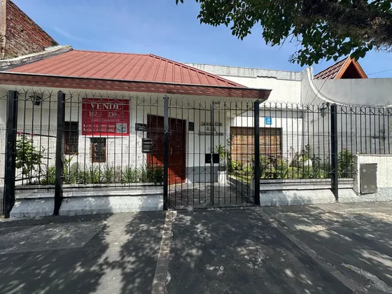 Casa Salón Local Depósito En Isidro Casanova Cerca De La Plaza Principal