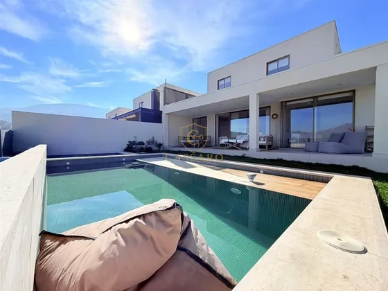 Casa Mediterranea En Arriendo 3 Dorm + Serv. En El Huinganal