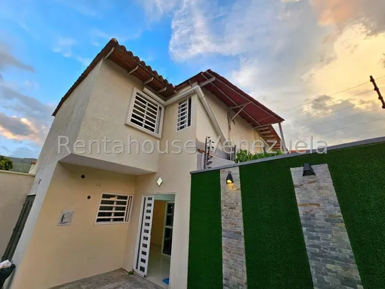 Moderno Townhouse En Venta Urb Barrio Sucre Maracay Con Parrillera Y Tanque De Agua Kg:25-5277
