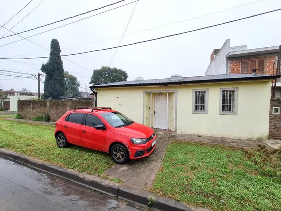 Chalet En Esquina, Proximo Al Acceso Oeste. Apto Credito Bancario!