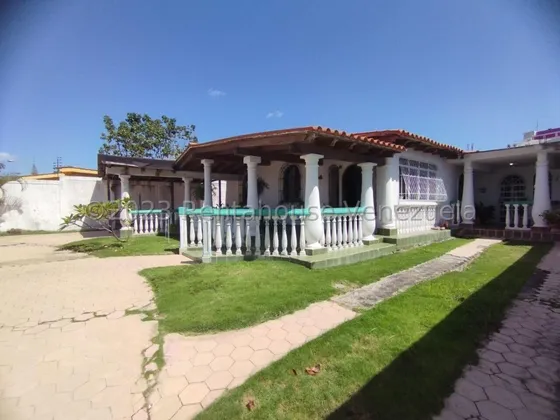 Venta Bella Quinta En El Pedregal, Amplio Jardín Y Patio,barquisimeto \\ Mehilyn Perez Tu Asesor De Confianza //