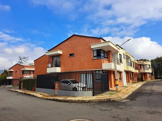 Venta De Casa Esquinera Cerca Al Viva La Ceja