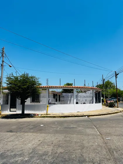 Casa Venta En Esquina  Barcelona Fundación Mendoza. Evergreen Rosa Maria