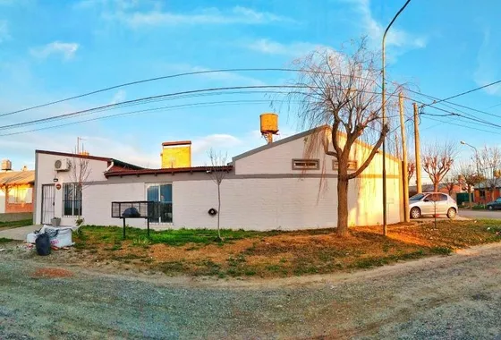 Casa En Venta - 5 Dormitorios 3 Baños 2 Cocheras - 200mts2 - Carmen De Patagones