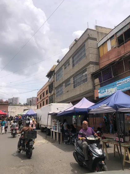 Pequeño Edificio Con Local Comercial Bien Ubicado En Catia