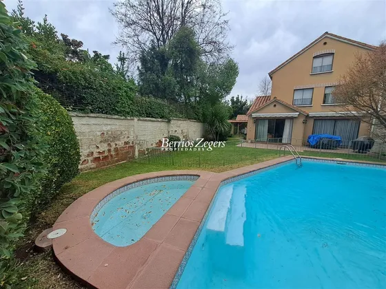 Casa En Venta De 4 Dorm. En Las Condes