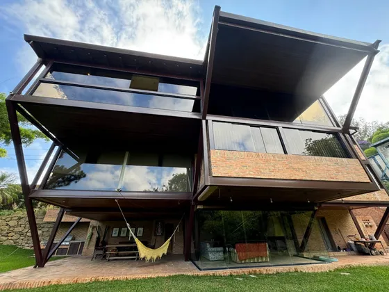 Casa Con Amplio Jardin En Calle Cerrada