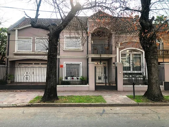 Casa En Venta :: 6 Ambientes :: Haedo Chico