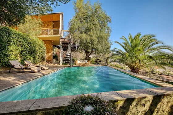 Casa En Venta De 6 Dorm. En Las Condes / Quinchamalí
