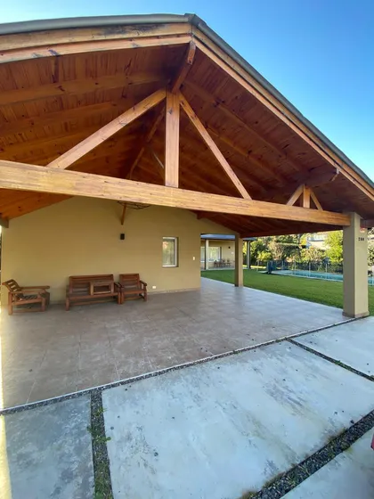 Casa En Alquiler, En El Paraíso Country Club. Guernica.