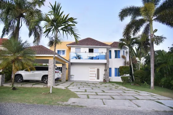 Se Vende Bonita, Y Espectacular Villa Localizada En Juan Dol