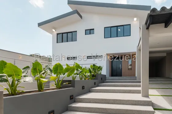 Majestuosa Casa A Extrenar En Urb El Cafetal Vista Al Avila 5h,6b,3pto Amp Cod#26-21552