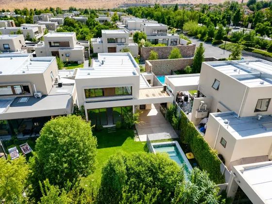 Casa Mediterránea En Condominio Consolidado Con Piscina